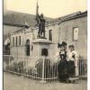 Alsacienne-Lorraine devant monument Jeanne d'Arc