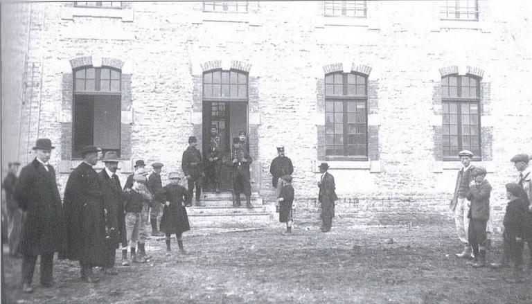 Soldats devant bâtiment