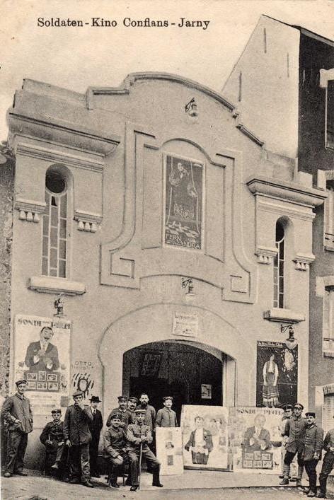 Allemands devant le Scala-Cinéma